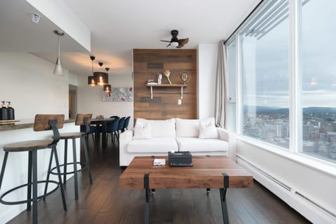 Sub-Penthouse Condo with Jacuzzi Pool Sauna & Gym Apartment in Vancouver