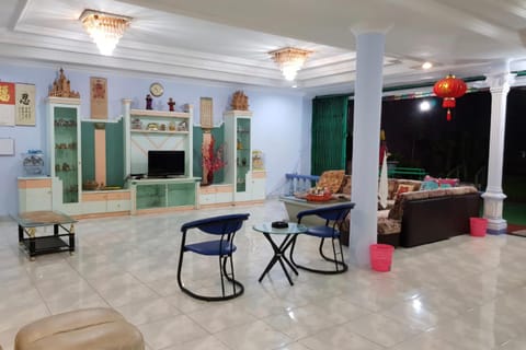 Communal lounge/ TV room, TV and multimedia, Seating area