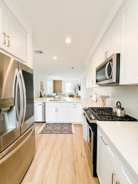 Central, Urban Townhouse with Private Roof Deck Apartment in Santa Ana