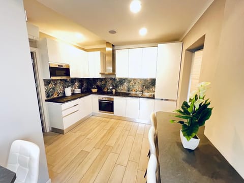 Kitchen or kitchenette, Dining area, stove