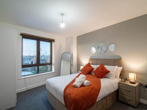 Bed, Photo of the whole room, Bedroom, towels