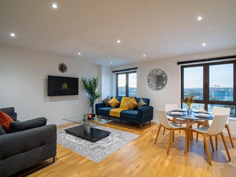 Communal lounge/ TV room, TV and multimedia, Living room, Seating area, Evening entertainment