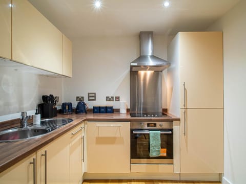 Coffee/tea facilities, Kitchen or kitchenette, dishwasher, oven, stove, toaster