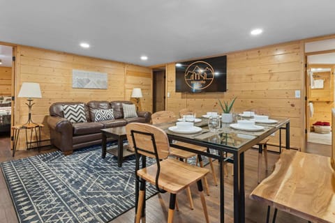 Cabin 12 - Spacious & Updated -Hot Tub & King Beds Cabin in Estes Park