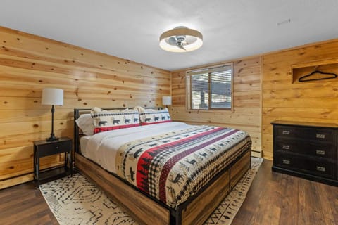 Cabin 12 - Spacious & Updated -Hot Tub & King Beds Cabin in Estes Park