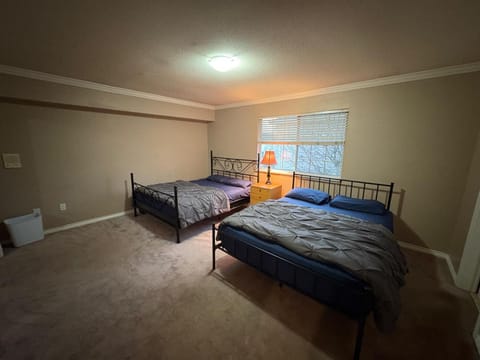 North Delta Guest House - Scott Rd & Rapid Transit - Airport 20 Min - Free Parking & Fast Wi-Fi Vacation rental in Surrey