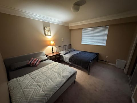 North Delta Guest House - Scott Rd & Rapid Transit - Airport 20 Min - Free Parking & Fast Wi-Fi Vacation rental in Surrey