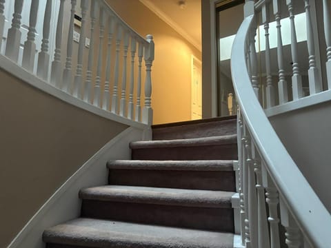 North Delta Guest House - Scott Rd & Rapid Transit - Airport 20 Min - Free Parking & Fast Wi-Fi Vacation rental in Surrey