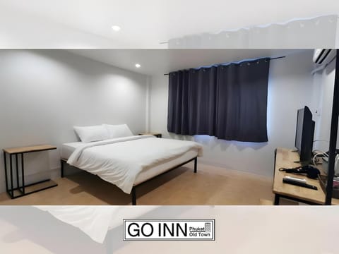 Bed, TV and multimedia, Photo of the whole room, Bedroom