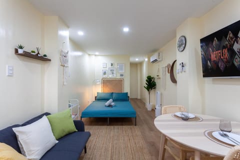 Bed, TV and multimedia, Living room, Photo of the whole room, Seating area, Dining area, Bedroom, air conditioner