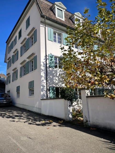 Property building, Day, Neighbourhood, Street view, Parking