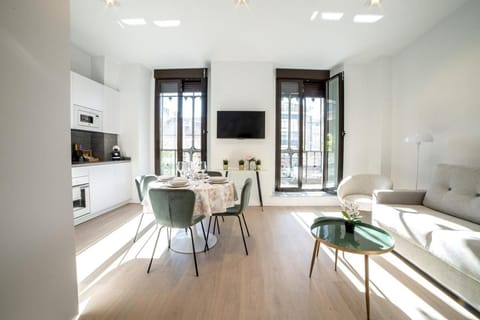 Kitchen or kitchenette, Living room, Seating area, Dining area