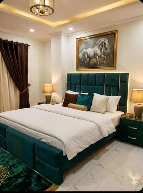 Property building, Restaurant/places to eat, Living room, City view, City view, Breakfast, Family, Family, Quiet street view, VIP