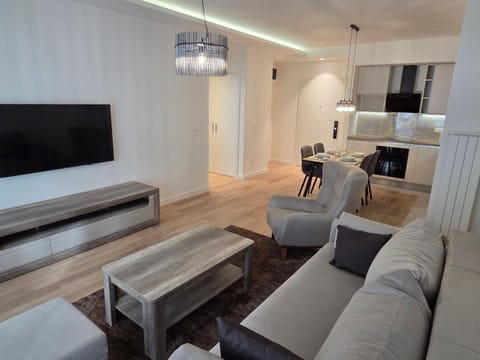 Communal lounge/ TV room, TV and multimedia, Kitchen or kitchenette, Living room, Seating area, Dining area