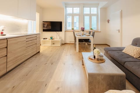 TV and multimedia, Kitchen or kitchenette, Living room, Seating area, Dining area