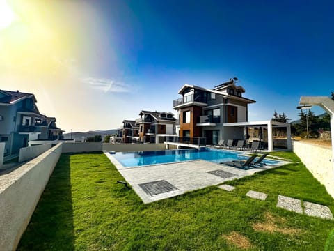 Property building, Day, Pool view, Swimming pool, sunbed