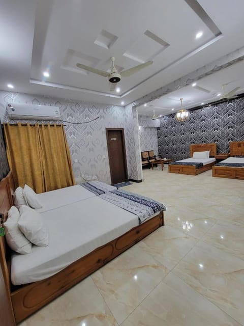 Bed, Photo of the whole room, Seating area, air conditioner