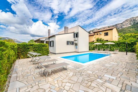 Property building, Patio, Day, Natural landscape, Mountain view, Pool view, Swimming pool, sunbed