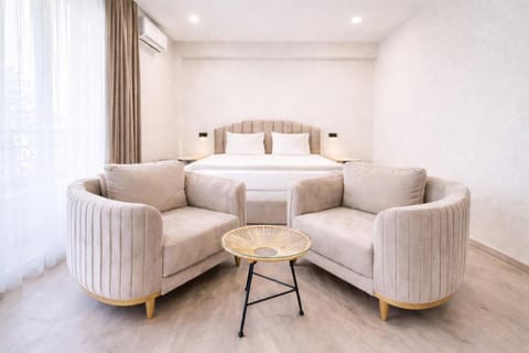 Bed, Living room, Photo of the whole room, Seating area, Bedroom