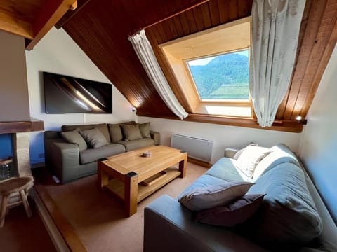 Communal lounge/ TV room, TV and multimedia, Living room, Seating area, Mountain view