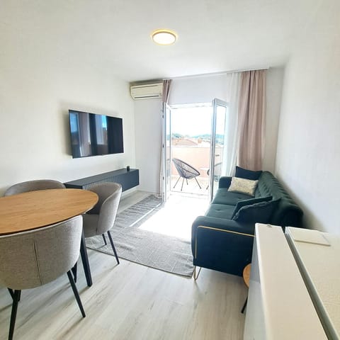 TV and multimedia, Living room, Dining area