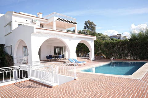 Property building, Patio, Day, Pool view, Swimming pool, sunbed