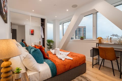 Bed, Photo of the whole room, Bedroom, towels