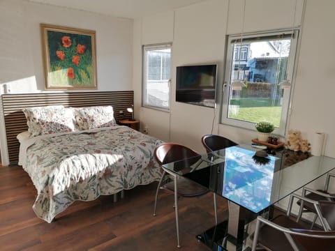 Bed, TV and multimedia, Living room, Dining area, Evening entertainment