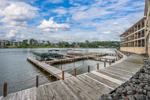 Lakefront Top Floor Condo! Perfect Location! Apartment in Lake Hamilton