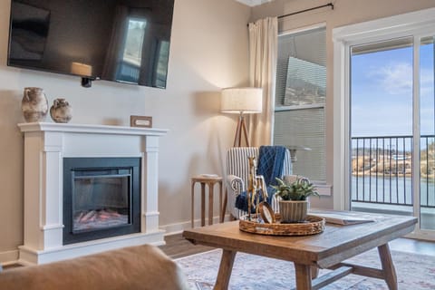 Lakefront Top Floor Condo! Perfect Location! Apartment in Lake Hamilton