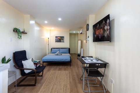 Bed, TV and multimedia, Living room, Photo of the whole room, Seating area, Dining area