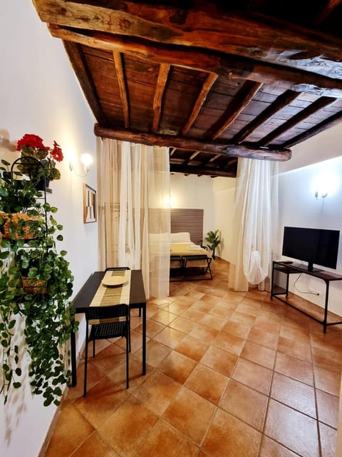 Bed, TV and multimedia, Photo of the whole room, Seating area, Bedroom