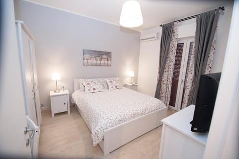 Bed, Photo of the whole room, Bedroom, air conditioner