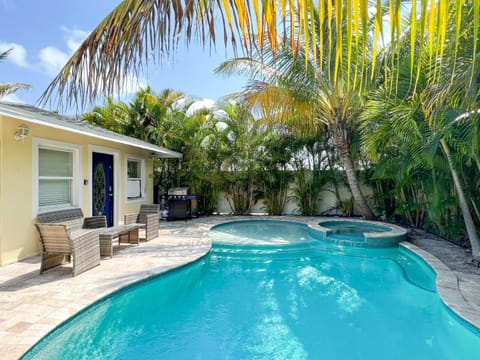 Lazy Days - 1 block to the Beach Private Pool House in Lido Key