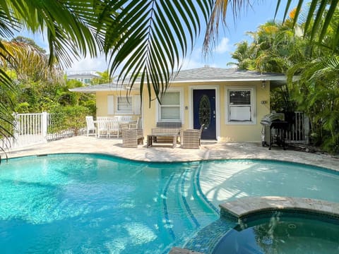 Lazy Days - 1 block to the Beach Private Pool House in Lido Key