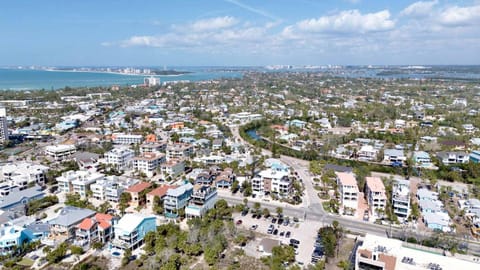 Siesta Beachfront Paradise - Infinity Pool & Spa House in Siesta Beach