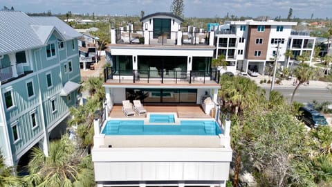 Siesta Beachfront Paradise - Infinity Pool & Spa House in Siesta Beach