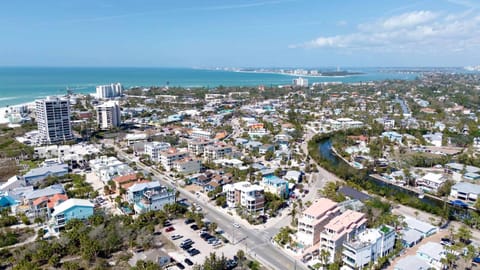 Siesta Beachfront Paradise - Infinity Pool & Spa House in Siesta Beach