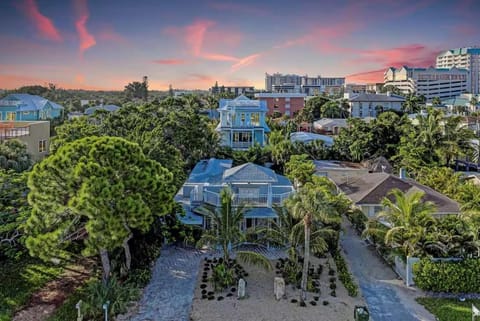 Cottage on Lido Key - One block to Beach Pool House in Lido Key