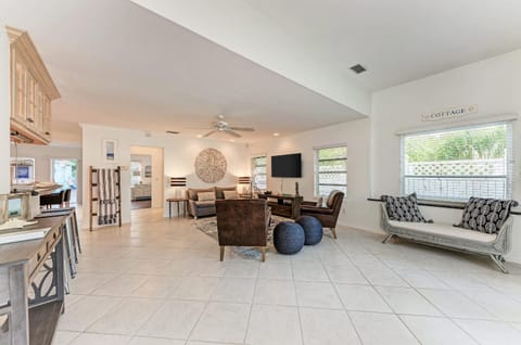 Cottage on Lido Key - One block to Beach Pool House in Lido Key