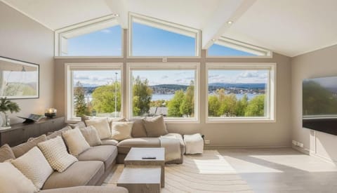 Day, Natural landscape, Summer, TV and multimedia, Living room, Seating area, Mountain view, Sea view