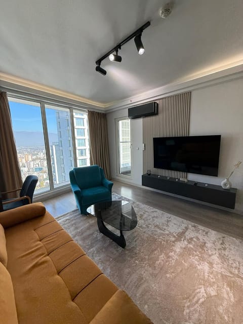 TV and multimedia, Living room, Seating area, Evening entertainment