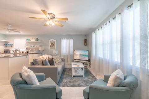 Beach Bliss Haven Steps to Vanderbilt Hot Tub House in Naples Park