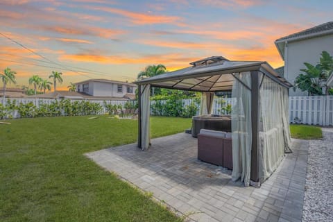 Beach Bliss Haven Steps to Vanderbilt Hot Tub House in Naples Park