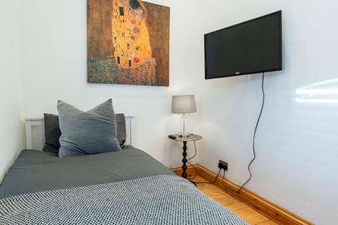 TV and multimedia, Photo of the whole room, Evening entertainment, Bedroom