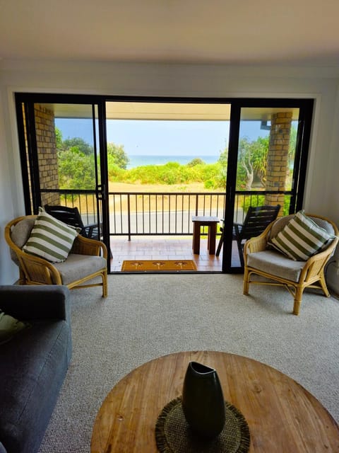 Natural landscape, View (from property/room), Balcony/Terrace, Living room, Seating area, Sea view