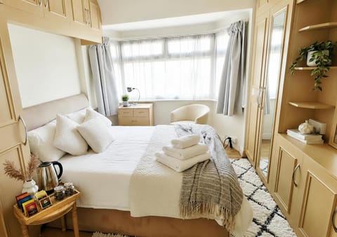 Bed, Coffee/tea facilities, Photo of the whole room, Bedroom, towels, wardrobe