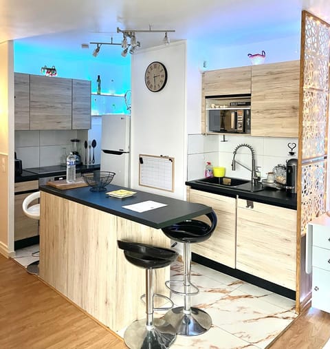 Kitchen or kitchenette, Dining area, dishwasher, minibar, oven, stove