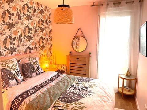 Bed, TV and multimedia, Photo of the whole room, Bedroom