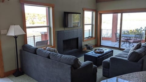 Heavenly Waterfront Retreat - Boat dock, DEEP cove Villa in Lago Vista